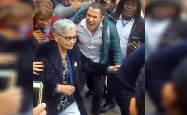 Familia de Tony Hernández abandona en silencio corte de Nueva York